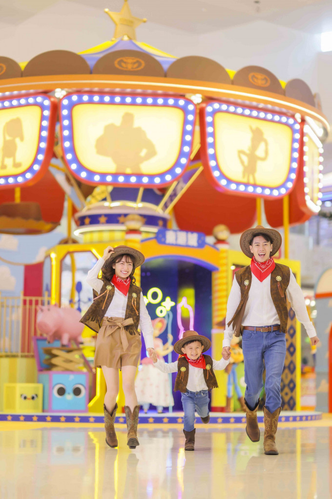 東港城內的「反斗夢幻嘉年華」有7米高超巨型雙層旋轉玩具樂園。