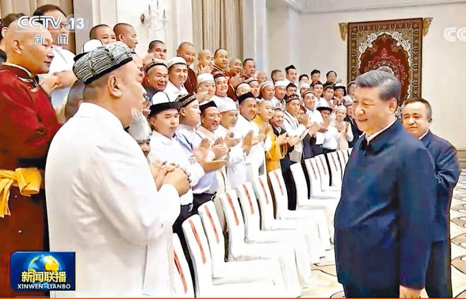 習近平接見新疆宗教領袖，和一名伊斯蘭教阿訇傾談。