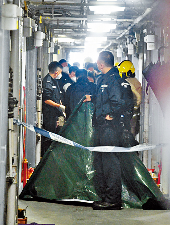 警方及消防在華富邨奪命火現場單位調查。