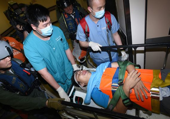 男子由直升機救起送往東區醫院治理。