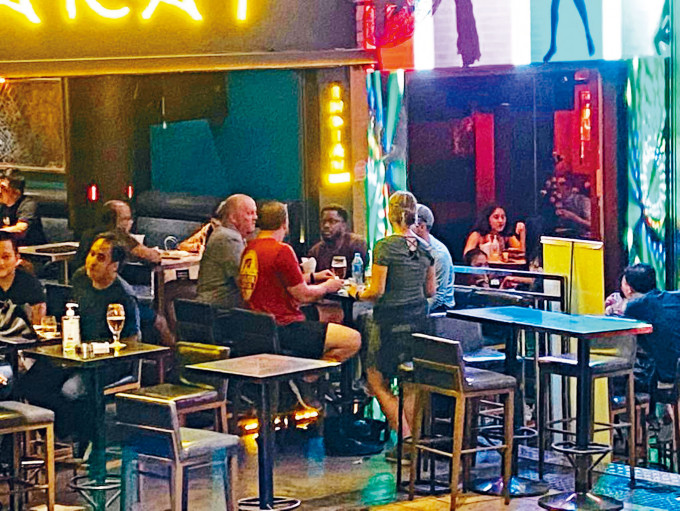 ■兰桂坊有酒吧出现疑似五人聚集的情况。