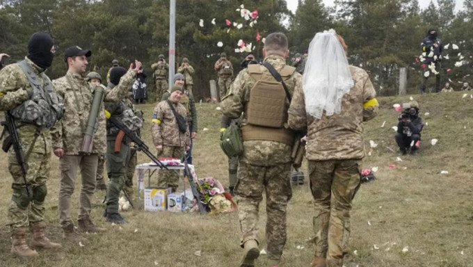 烏東軍隊舉行戰時婚禮。AP資料圖片