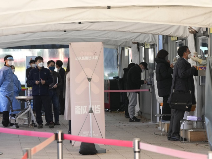 在首尔市民排队进行检测。AP