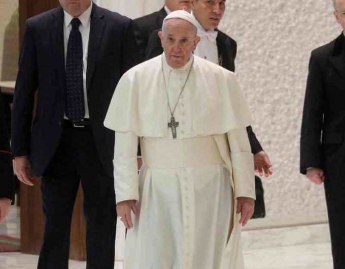 方濟各因右腿痛楚，未能主持梵蒂岡舉行的除夕晚禱。AP