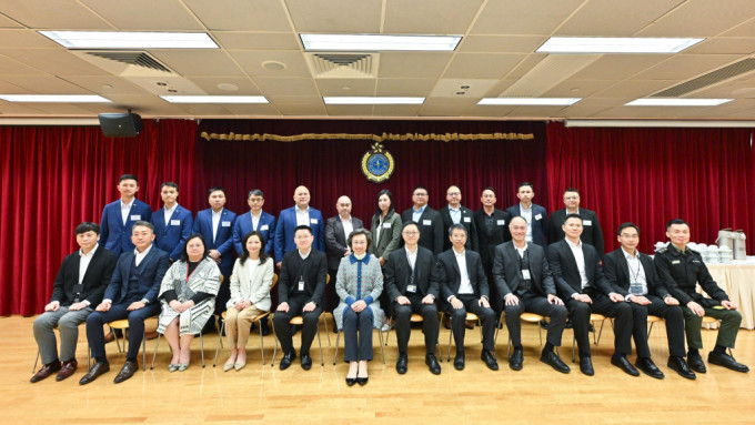 楊何蓓茵（前排左六）、懲教署署長黃國興（前排右六）與署方的首長級人員和各職系的員工代表合照。政府新聞處