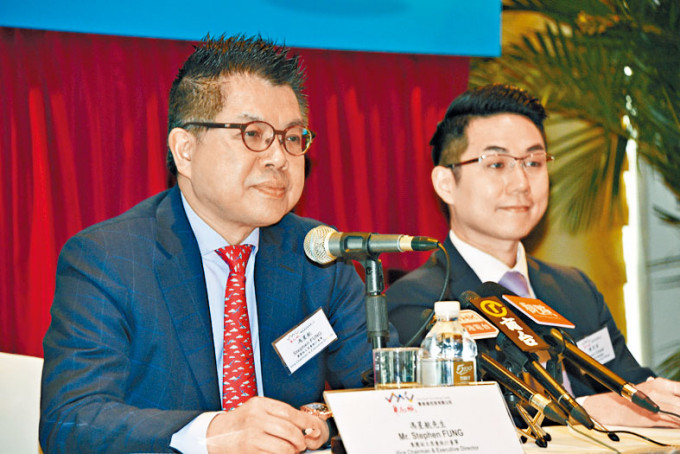 集团首席财务总监陈茂昌(右)。
