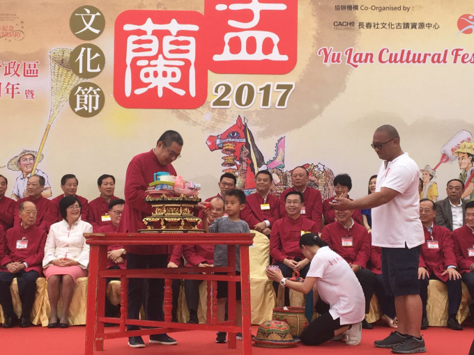 香港潮屬社團總會主席陳幼南和孫子表演親子盆供堆疊賽。