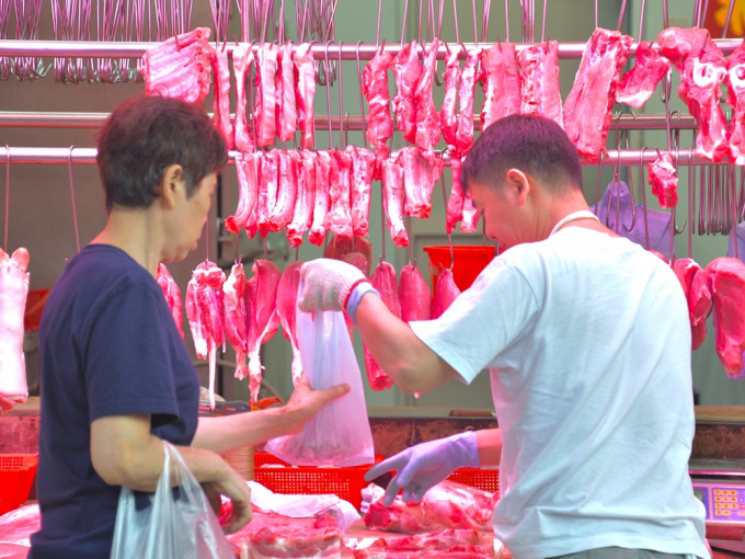 本港猪价下跌幅度较内地少，业界归咎屠房活猪「日日清」政策不利增加供应。
