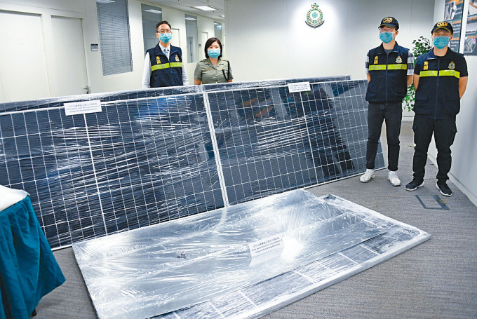 ■海關展示在機場截獲的藏冰毒太陽能板。