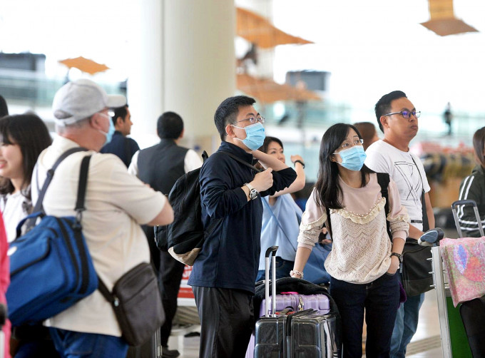 旅客戴上口罩。