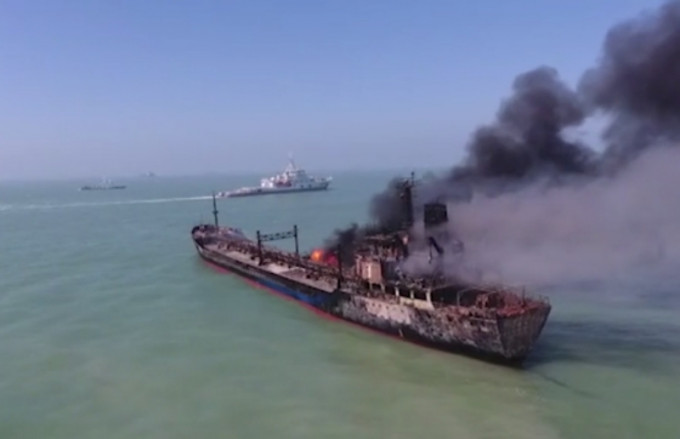 发生踫撞后油船起火。