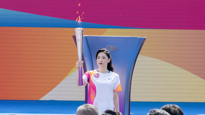 奧運女子游泳冠軍羅雪娟是火炬傳遞的第一棒火炬手。新華社