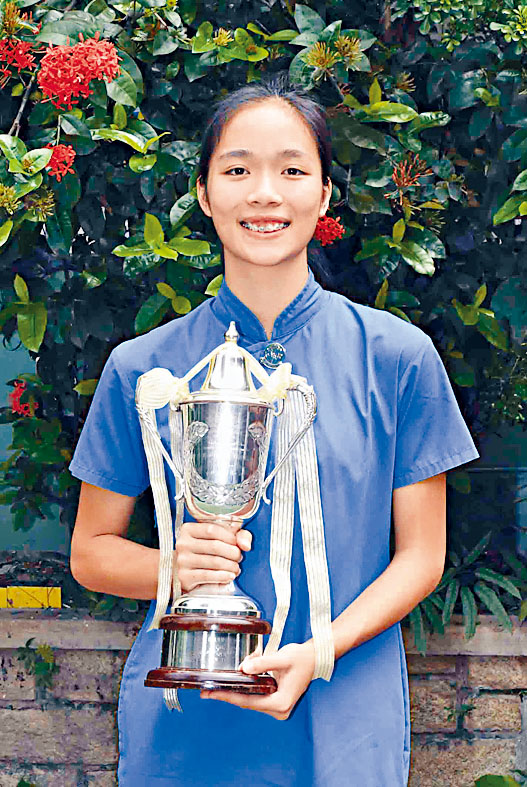 学界篮球名将刘芳盈文武双全，在今届DSE考获最佳五科廿七分。