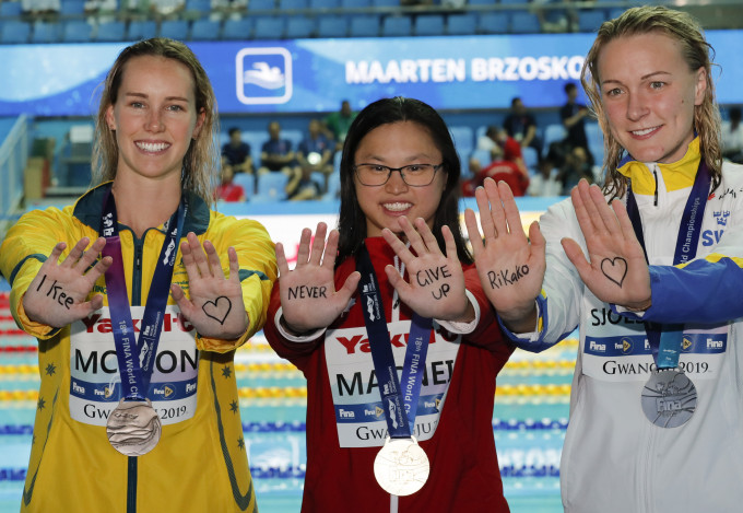 加拿大亞裔泳手米絲妮爾(中)、瑞典名將絲祖唐(右)及澳洲泳手麥姬昂(左)齊為池江璃花子打氣。