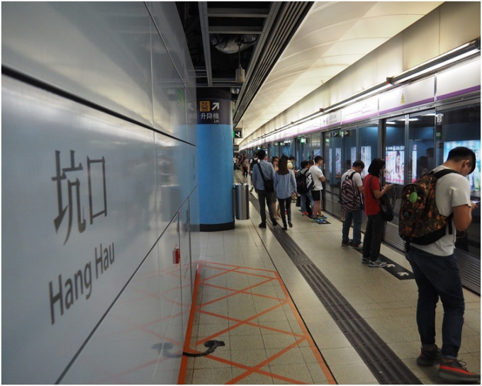 港铁呼吁乘客可分批离开乘搭列车，避免车站过于挤迫。