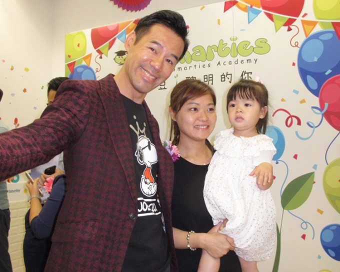 徐榮帶埋妻女出席教育中心開幕禮，已邀TVB同事幫忙教學，讚同事臥虎藏龍多強項。
