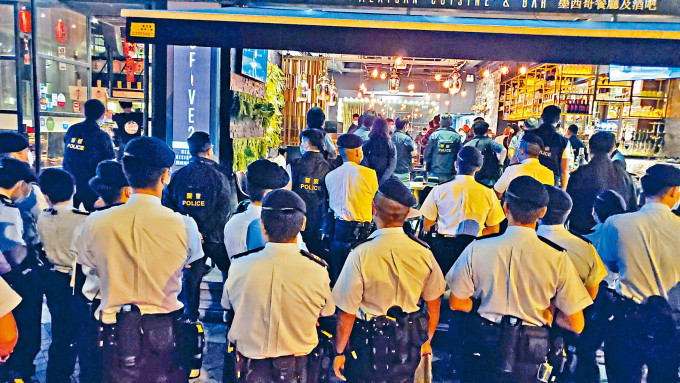 大批藍帽子警員搜查天文臺道一帶酒吧。