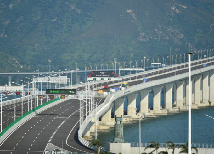 港珠澳大橋連接路恢復100公里限速。 資料圖片
