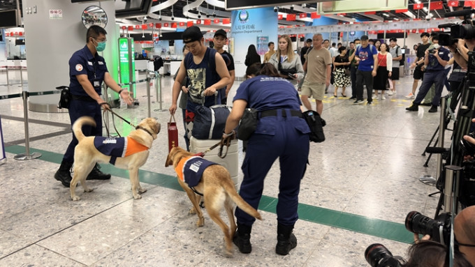 跨部門將於國慶黃金周，加強打擊旅客非法攜帶受管制食物入境。梁國峰攝