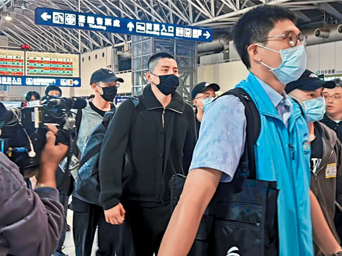 王大陸以「陸軍裝」平頭造型現身，現場有大批記者追訪。