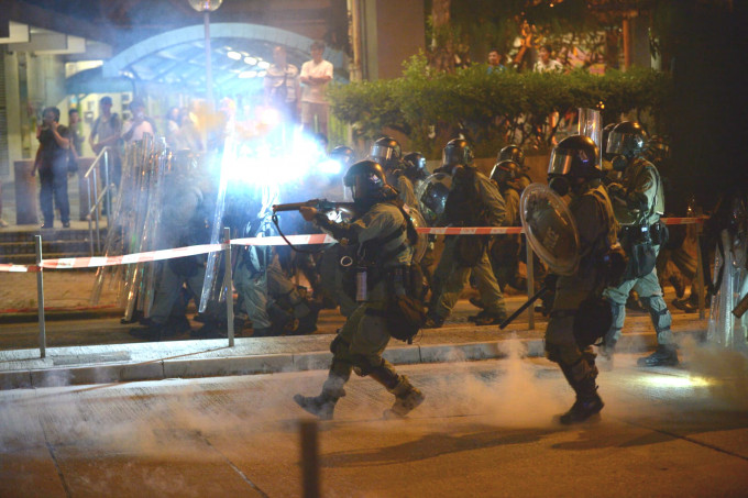 防暴警察发射催泪弹及橡胶子弹。