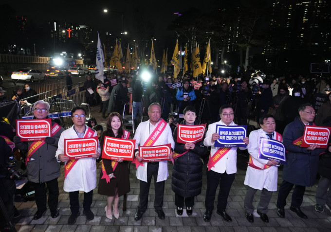 南韩一批医生在总统府附近集会，抗议政府扩大招收医科生计画。美联社