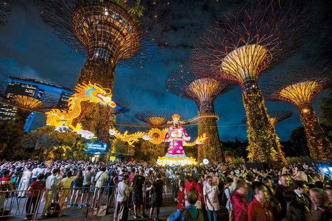 遊客在新加坡濱海灣花園參加春節慶祝活動。
