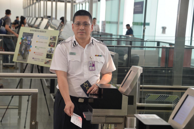 本港跟泰國曼谷兩個機場達成協議，明日起兩地居民旅遊時，均可免費使用自助出入境檢查服務（e-道）過關。