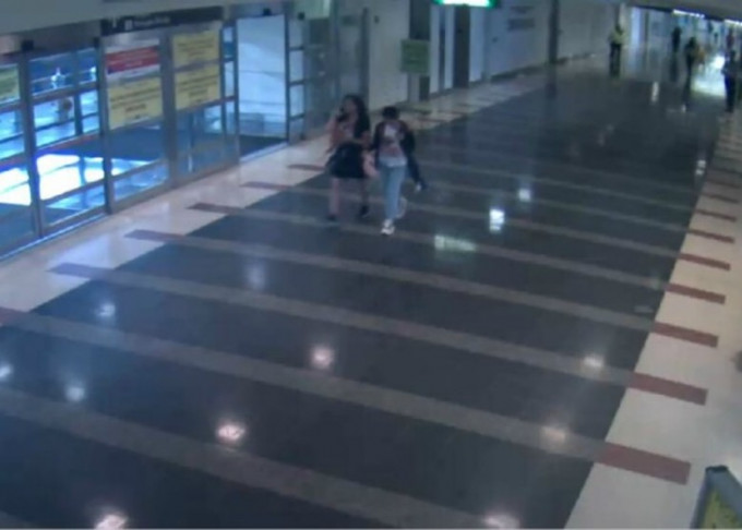 馬金晶(右)和一名亞裔女子離開機場。 網圖