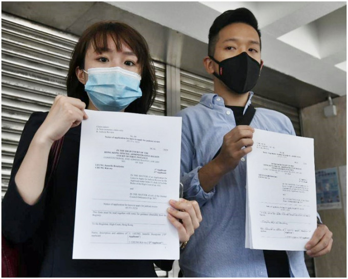 梁凱晴（左）聯同鍾健華表明下星期一會入稟高等法院申請司法覆核。