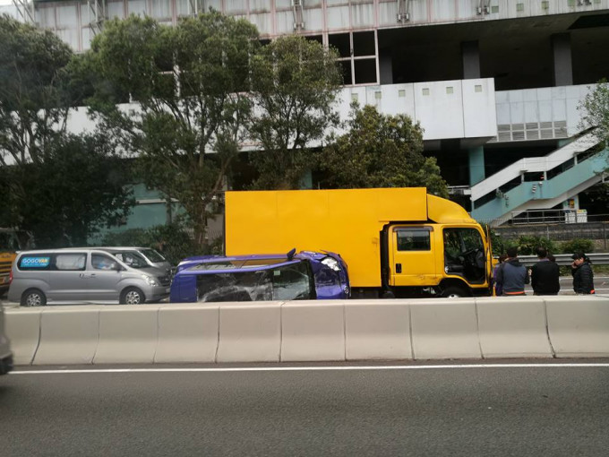 客货车与货车相撞后失事翻侧。网民‎Janet Chu‎ 图片