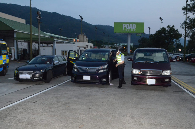警方新界南總區交通部特遣隊人員，今早7時展開打擊非法駕駛汽車作出租用途的執法行動。