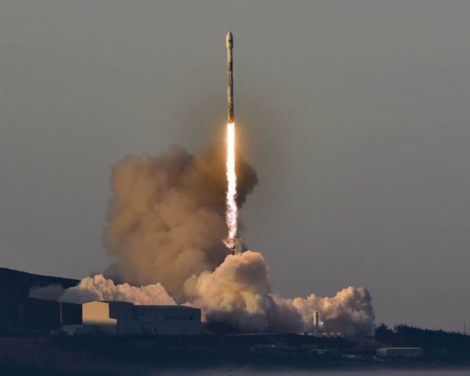 SpaceX周五再次成功发射「猎鹰9号」二手火箭。网图