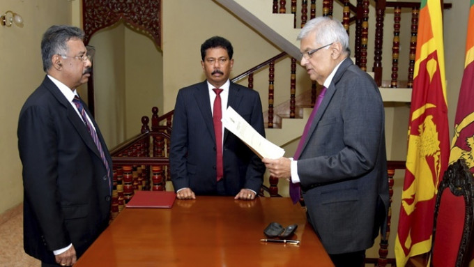 維克勒馬辛哈(右)宣誓就任斯里蘭卡代總統。AP圖片