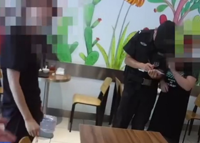 杭州女子吕女士(左)因鱼香茄子「没有鱼」与餐厅争执，民警介入调解。影片截图