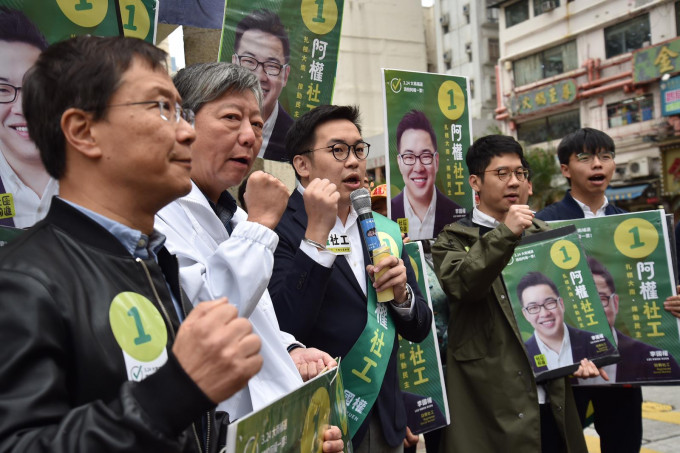 李国权（中）下午会见传媒，获工党李卓人、公民党梁家杰、香港众志罗冠聪等到场支持。