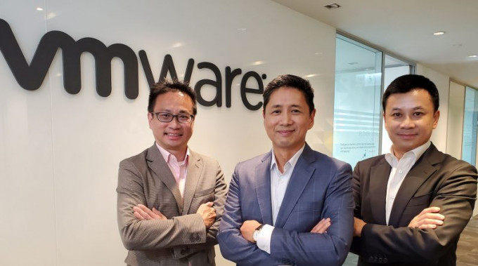 從左至右：VMware技術總監黃循隨、VMware全球副總裁暨大中華區總裁郭尊華和VMware香港及澳門總經理藍建基。