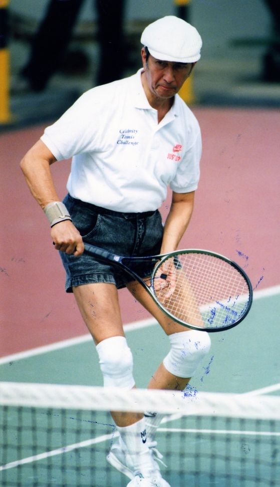何鴻燊過往行動自如時，每日游水一小時，每周打兩次網球。