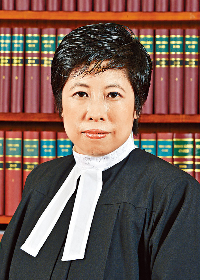 何丽明于二○一八年离任特委裁判官。