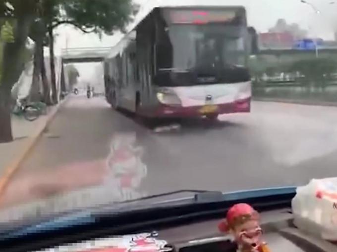 汽車逆行向巴士駛去，巴士擦車而過，險象環生。(網圖)