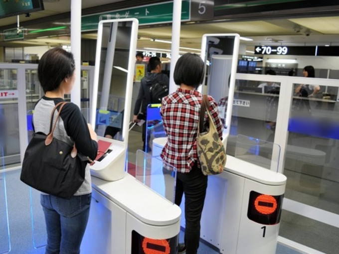 日本將針對訪日外國人出境，以人臉識別技術確認本人的自動門，24日起在羽田機場實施。　網上圖片