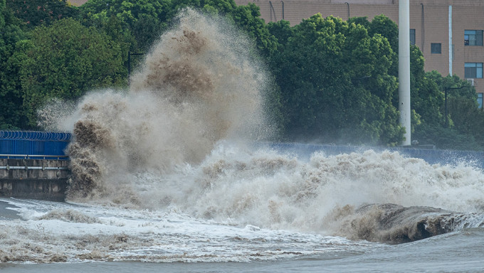 潮水冲击杭州下沙七格堤坝形成巨浪。新华社