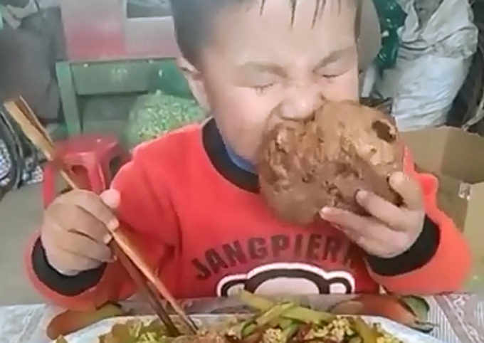 這位小男孩大口大口吃飯的視頻在網絡紅起來。 網上圖片