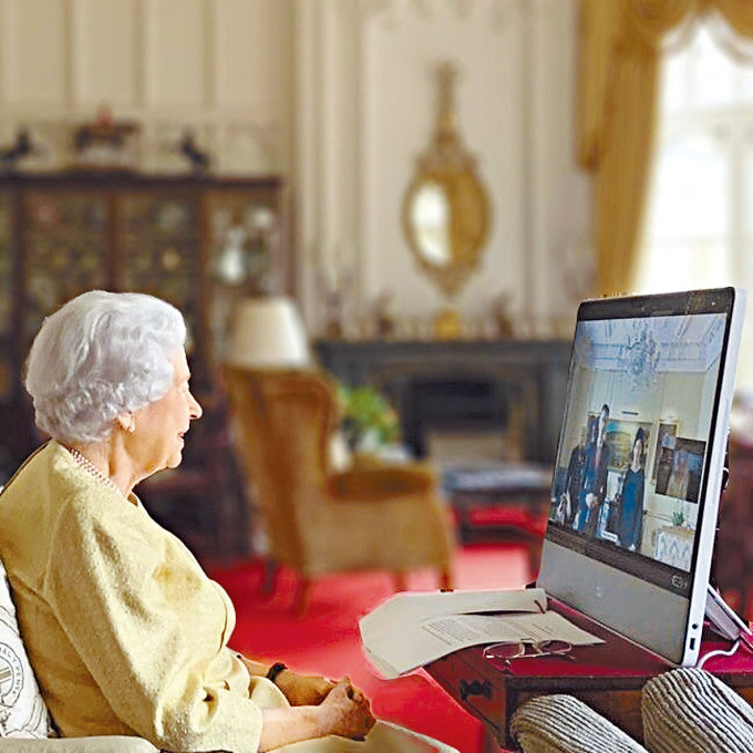 英女皇周二在溫莎堡透過視像系統，會見瑞士大使萊特納伉儷。