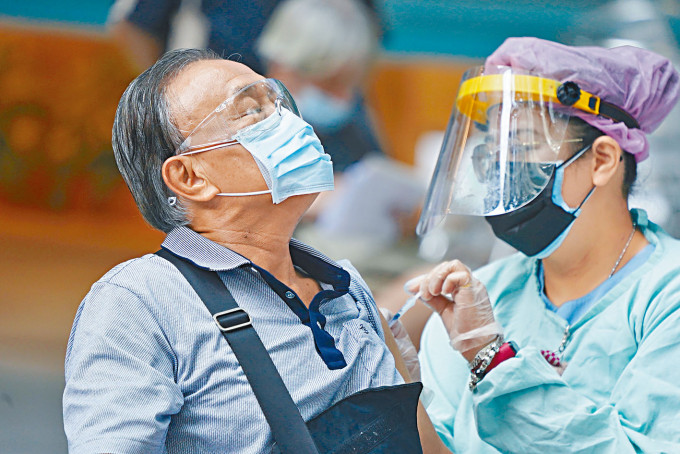 台北市民昨天接种疫苗。