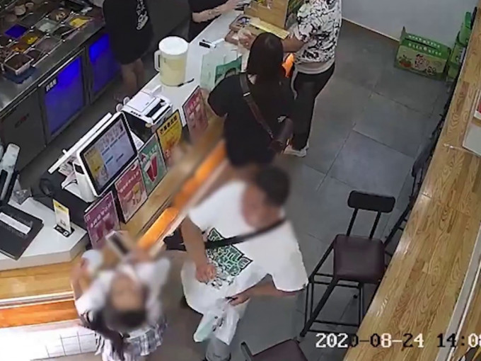 12岁女孩奶茶店内无故遭男子大力掌掴，警方已介入调查。（网图）