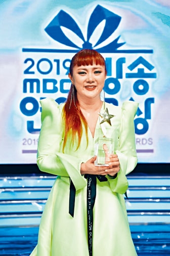 朴娜萊獲頒最高榮譽的演藝大獎，在台上即激動落淚。