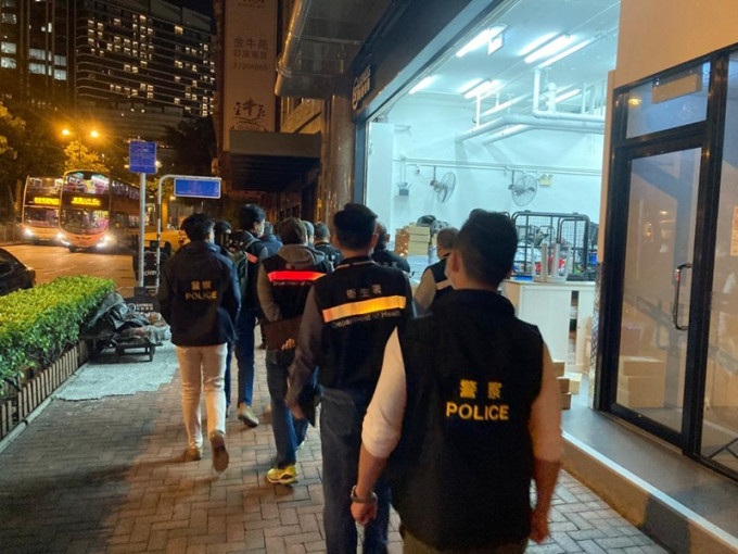 警方联同控烟酒办于尖沙咀巡查。警方图片