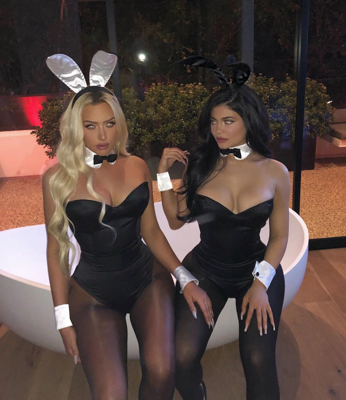 Kylie Jenner（右）開萬聖節派對。與友人扮兔女郎。