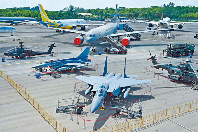 新加坡航空展場地停泊着一批準備參展的軍機和民用機。　